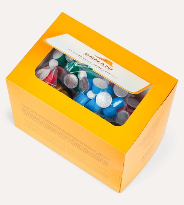 Confezione gialla di Ernani da 200 capsule compatibili Nespresso, aperta dalla tasca in alto apribile della confezione per fa vedere tutte le capsule contenute all'interno.