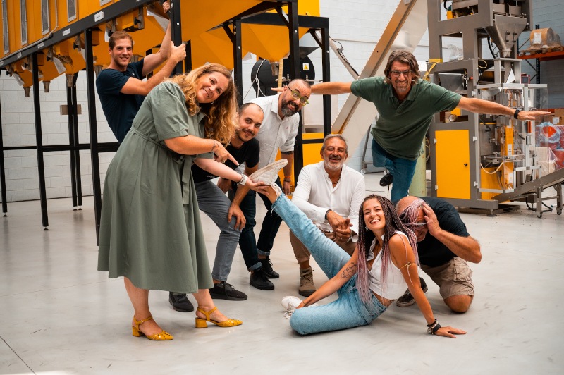 Foto di gruppo del team Ernani in pose divertenti! In ordine si vede: Andrea, Claudia, Alessandro, Davide, Luca, Martina, Paolo e Renzo